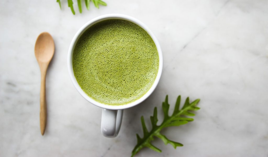 Chá verde contém nutriente para performance mental.